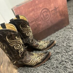 Women’s leather cowgirl boots